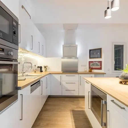 Large Haussmanian In The Heart Of Niza